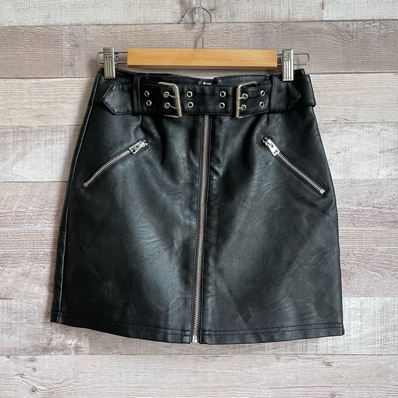 NWOT Topshop Faux Leather Motorcycle Mini Skirt in black size 4 - Picture 2 of 8
